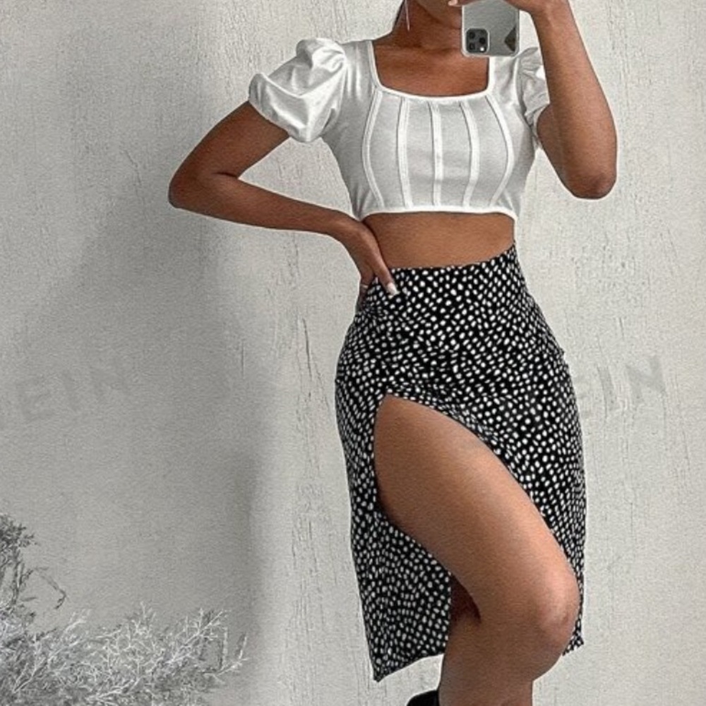 Polka dotted slit skirt